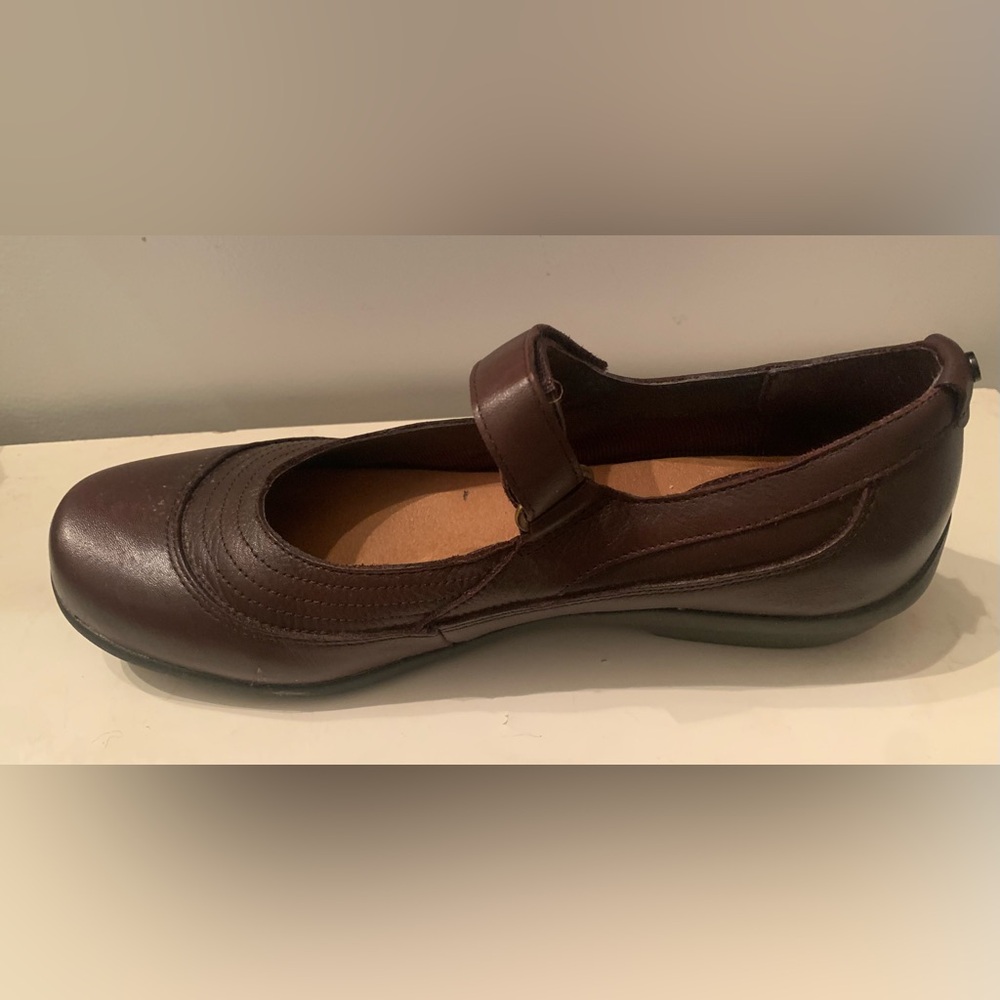 Elegant Brown Leather Women's Shoe